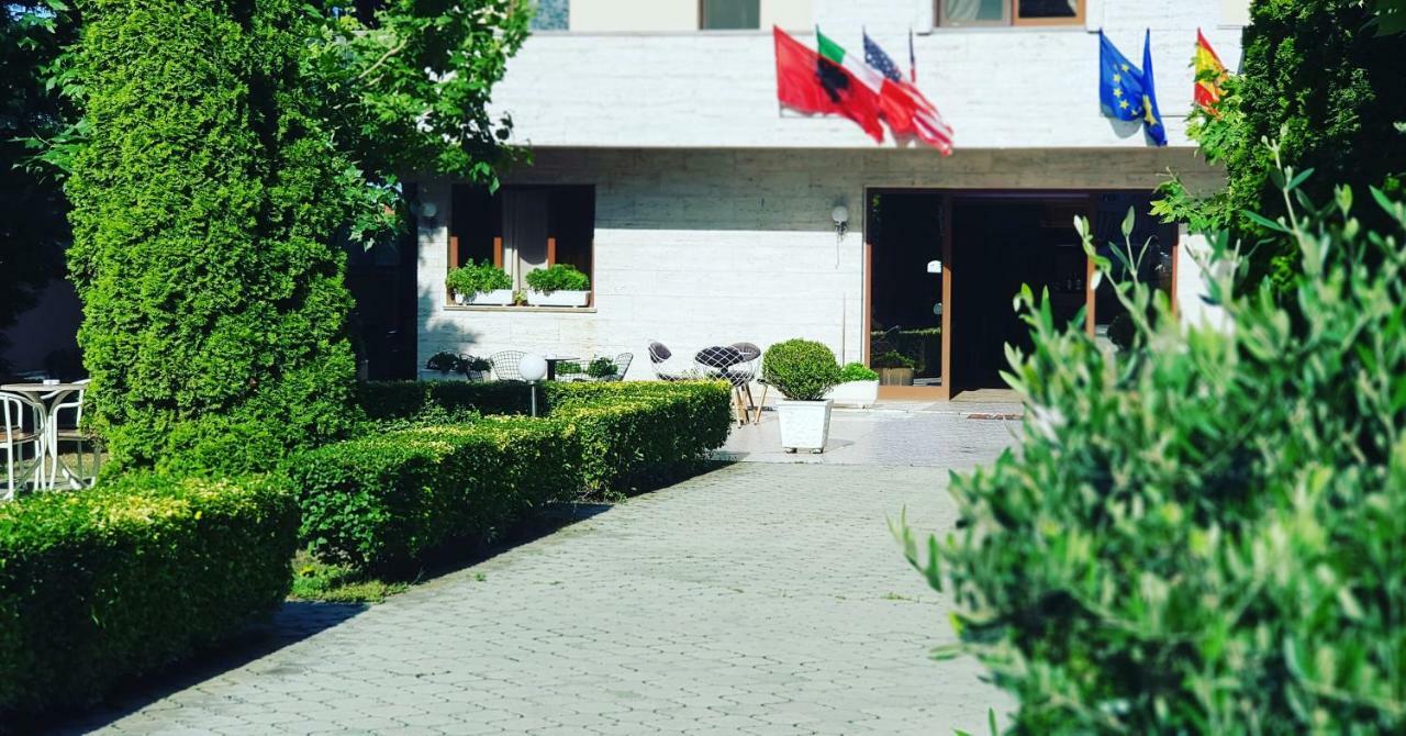 Hotel Ambasador Garden Lezhë 外观 照片